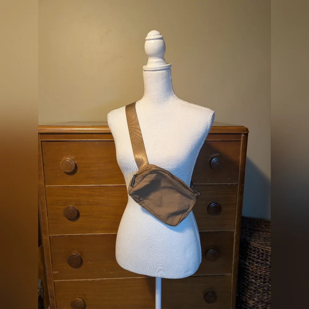 Tan Everywhere Belt Bag Casual Travel Purse Fanny Pack - Picture 4 of 13